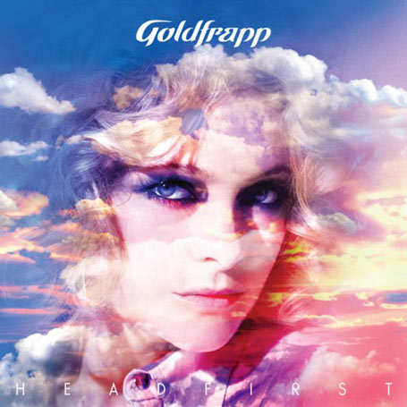 Goldfrappin albumin &quot;Head First&quot; etukannessa näkyy unenomainen maalaus vaaleakutrisesta naisesta, jolla tummiksi värjätyt silmät ja naisen ympärillä kaunista pilvitaivasta.